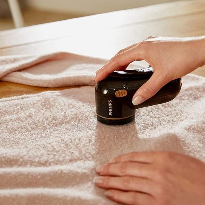 Philips Fabric Shaver – Fast Pill Removal, 8800 RPM, Large Blade Surface, 3 Mesh Hole Sizes, Safe on All Fabrics, Easy Clean Container, 2 AA Batteries, Compact Design (GC026/80)